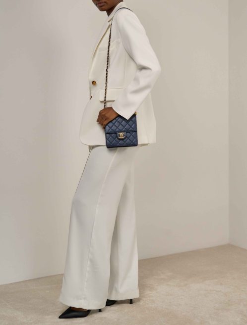 Chanel Timeless Mini Lammleder Dunkelblau auf Modell | Verkaufen Sie Ihre Designer-Tasche