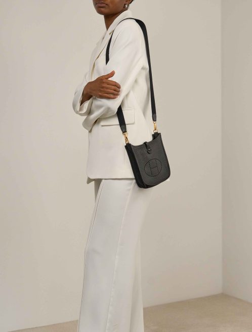 Hermès Evelyne 16 Clémence Schwarz auf Modell | Verkaufen Sie Ihre Designer-Tasche