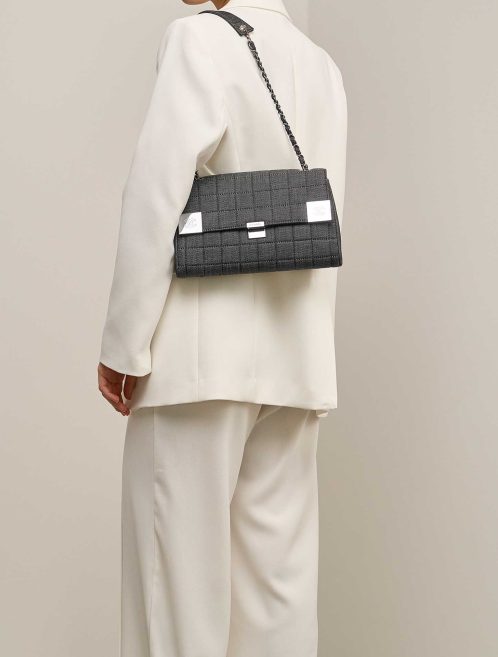 Chanel Chocolate Bar Medium Denim Grau auf Modell | Verkaufen Sie Ihre Designer-Tasche