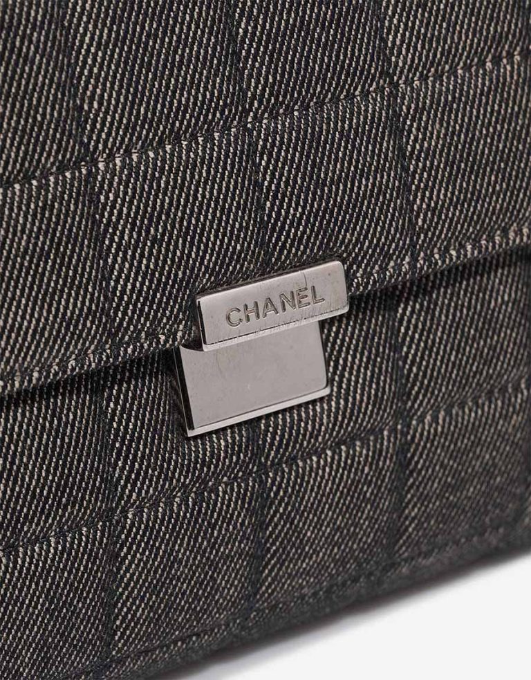 Chanel Chocolate Bar Medium Denim Grey Closing System | Vendez votre sac de créateur