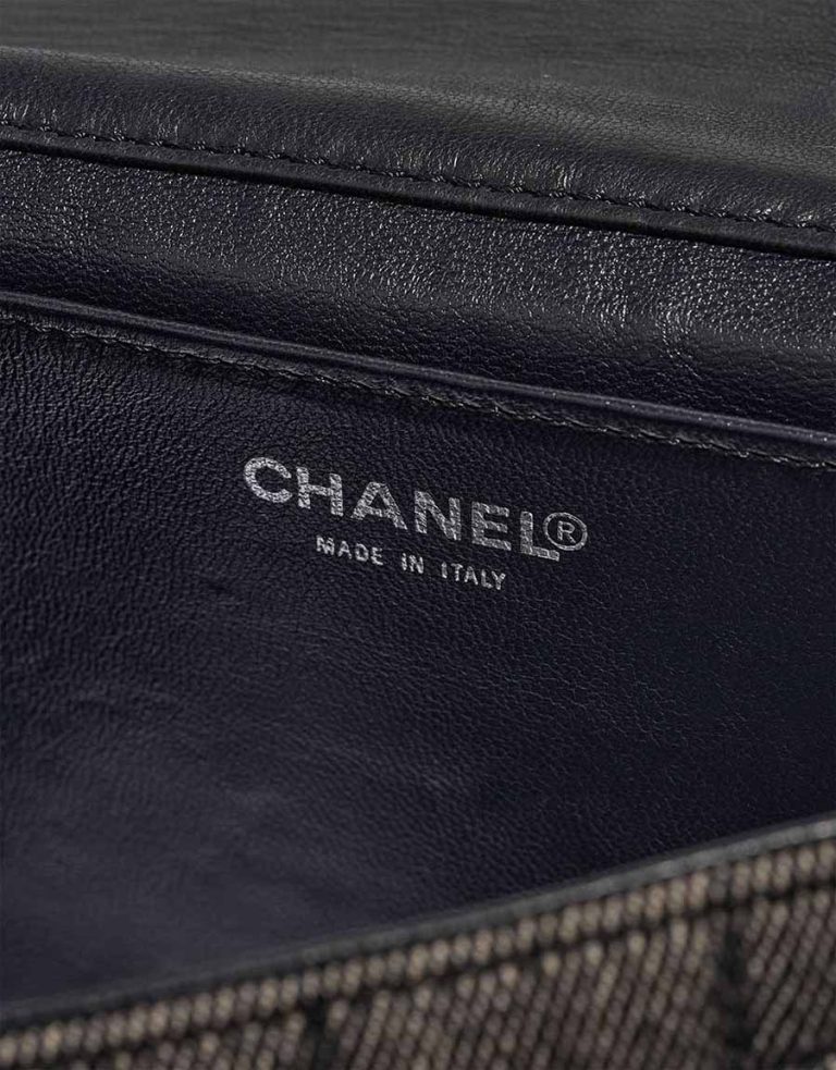 Chanel Chocolate Bar Medium Denim Grey Logo | Vendez votre sac de créateur