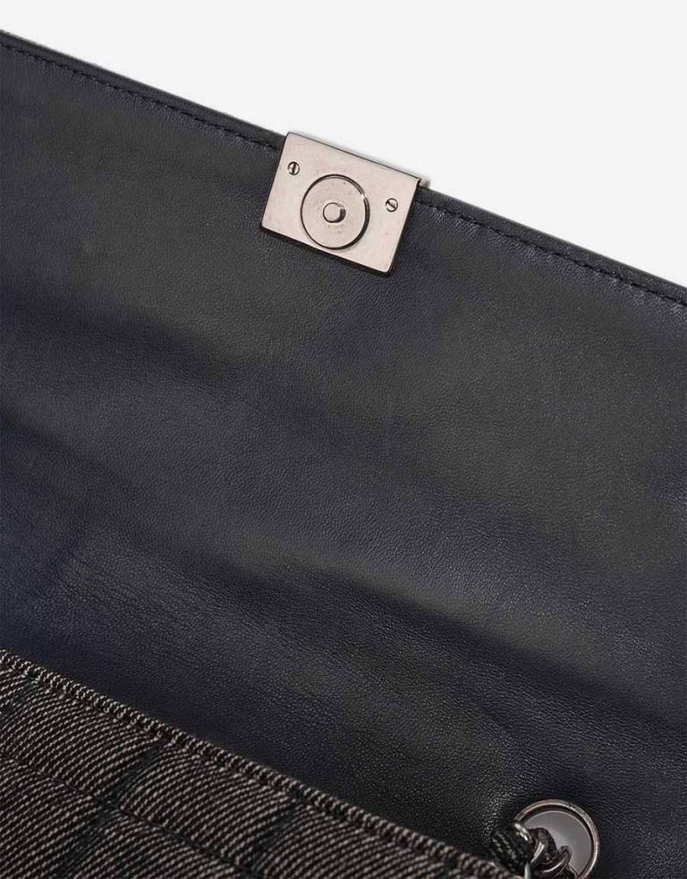 Chanel Chocolate Bar Medium Denim Grey Signes d'usure | Vendre votre sac de créateur