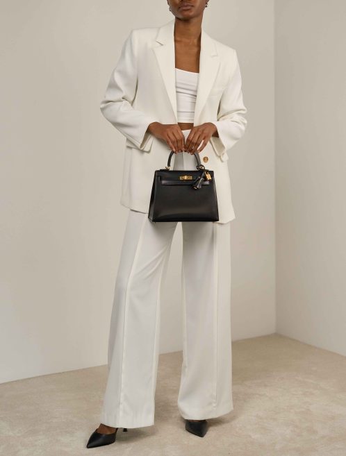 Hermès Kelly 25 Box Schwarz auf Model | Verkaufen Sie Ihre Designertasche