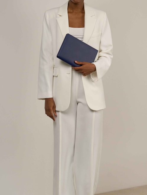Hermès Calvi Pouch Epsom Bleu Saphir / Schwarz auf Modell | Verkaufen Sie Ihre Designer-Tasche