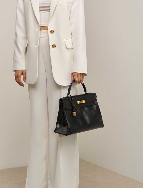 Hermès Kelly 32 Box Schwarz auf Model | Verkaufen Sie Ihre Designertasche