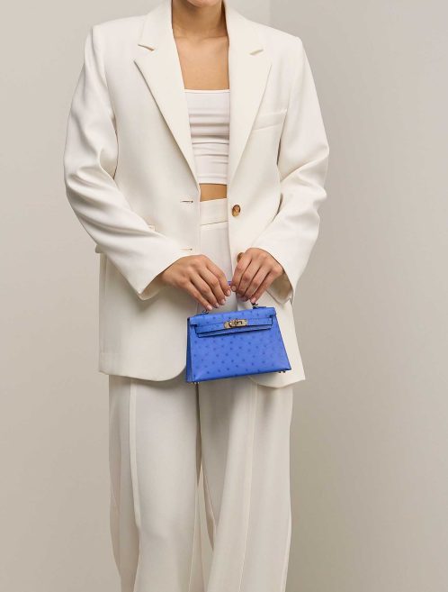 Hermès Kelly HSS Mini Ostrich Bleuet / Bleu de France auf Model | Verkaufen Sie Ihre Designertasche