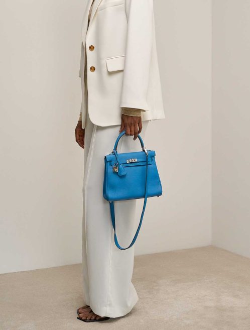 Hermès Kelly 25 Togo Bleu Zanzibar auf Model | Verkaufen Sie Ihre Designertasche