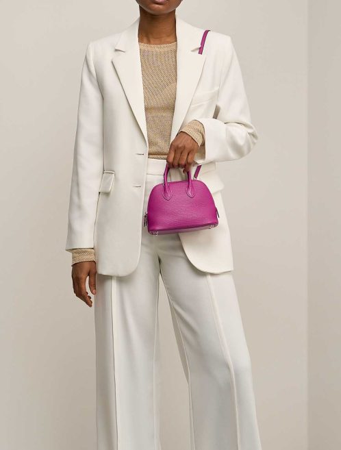 Hermès Bolide Mini Chèvre Mysore Rose Pourpre auf Modell | Verkaufen Sie Ihre Designer-Tasche