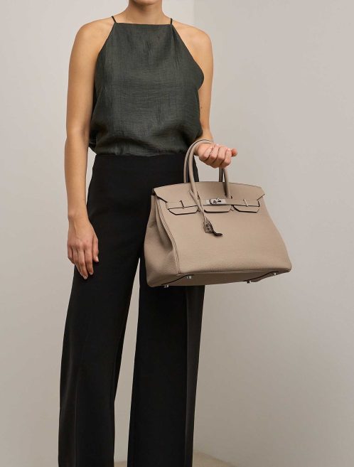 Hermès Birkin 35 Togo Trench auf Modell | Verkaufen Sie Ihre Designer-Tasche