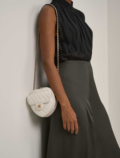 Chanel Timeless Heart Large Lammleder Weiß auf Modell | Verkaufen Sie Ihre Designer-Tasche