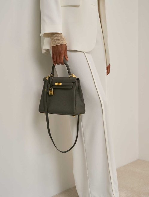 Hermès Kelly 25 Togo Vert de Gris auf Model | Verkaufen Sie Ihre Designer-Tasche