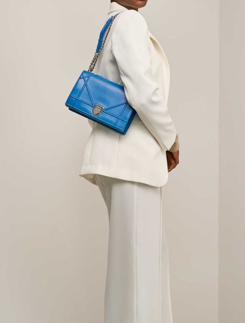 Dior Diorama Medium Kalbsleder Blau auf Modell | Verkaufen Sie Ihre Designer-Tasche