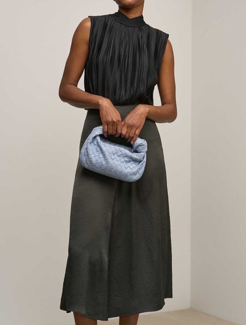 Bottega Veneta Jodie Mini Lammleder Hellblau auf Modell | Verkaufen Sie Ihre Designer-Tasche