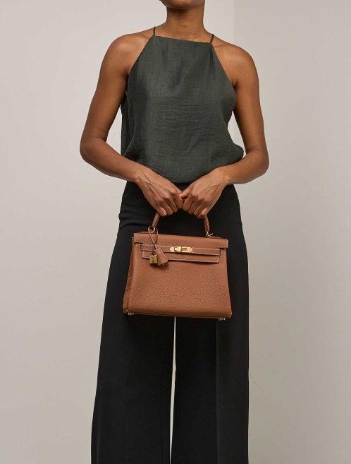 Hermès Kelly 28 Togo Gold auf Modell | Verkaufen Sie Ihre Designer-Tasche