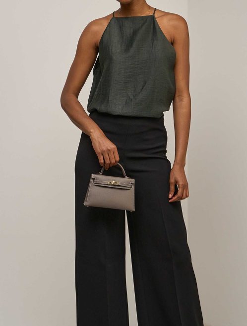Hermès Kelly Mini Epsom Étoupe on Model | Verkaufen Sie Ihre Designertasche