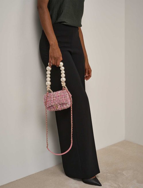 Chanel Timeless Mini Rectangulaire Tweed Rose / Multicolore sur Modèle | Vendez votre sac de créateur