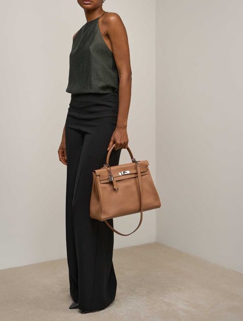 Hermès Kelly 35 Swift Argile on Model | Sell your designer bag