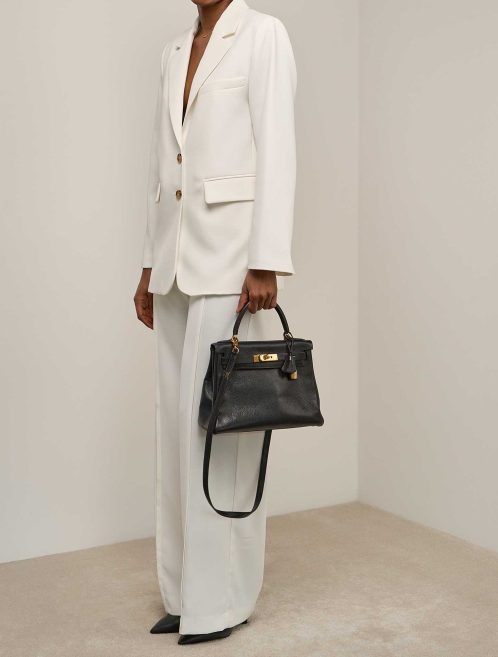 Hermès Kelly 28 Ardennes Schwarz auf Modell | Verkaufen Sie Ihre Designer-Tasche