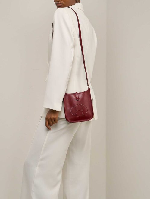Hermès Evelyne 16 Box Rouge H on Model | Verkaufen Sie Ihre Designertasche
