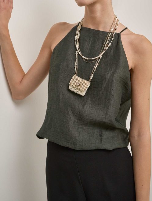 Chanel Timeless Halskette Micro Pearls Weiß auf Modell | Verkaufen Sie Ihre Designer-Tasche