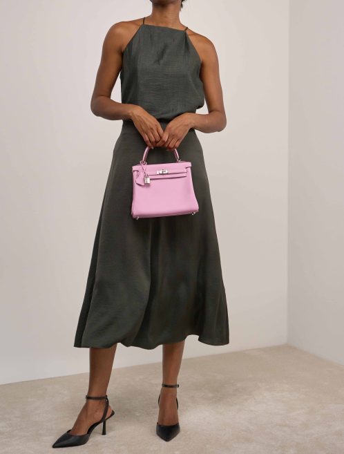 Hermès Kelly 25 Swift Mauve Sylvestre auf Model | Verkaufen Sie Ihre Designertasche