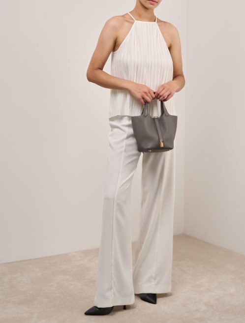 Hermès Picotin 18 Taurillon Clémence Gris Meyer on Model | Verkaufen Sie Ihre Designertasche