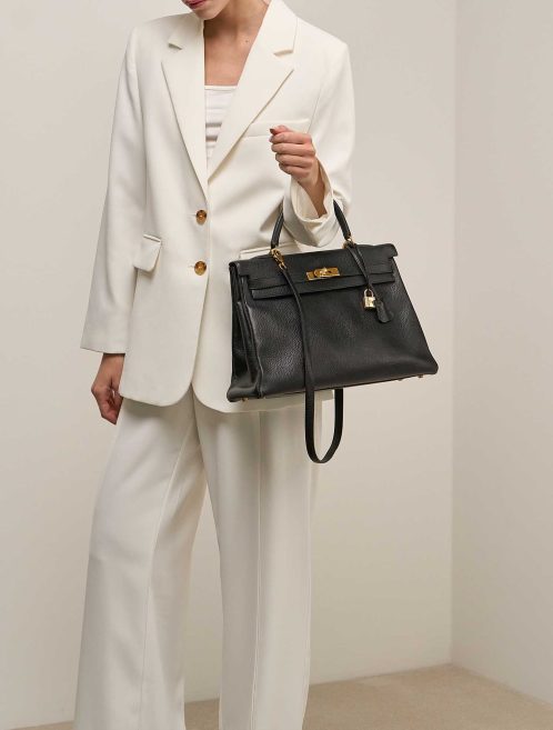 Hermès Kelly 35 Ardennes Schwarz auf Modell | Verkaufen Sie Ihre Designer-Tasche