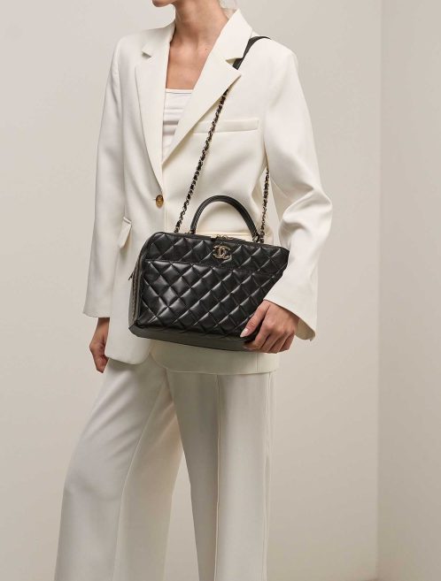 Chanel Trendy CC Medium Lammleder Schwarz auf Modell | Verkaufen Sie Ihre Designer-Tasche