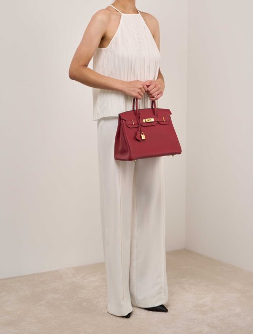 Hermès Birkin 30 Togo Rouge Grenat auf Model | Verkaufen Sie Ihre Designer-Tasche