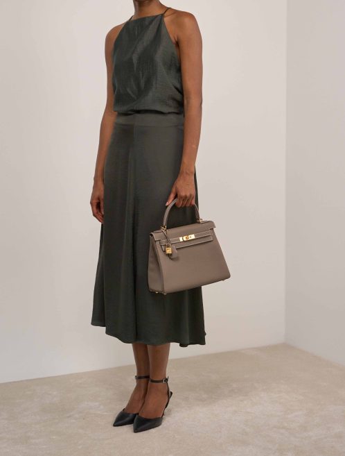 Hermès Kelly 28 Togo Étoupe auf Model | Verkaufen Sie Ihre Designertasche