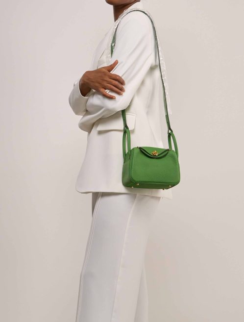 Hermès Lindy Mini Taurillon Clémence Vert Yucca auf Model | Verkaufen Sie Ihre Designer-Tasche