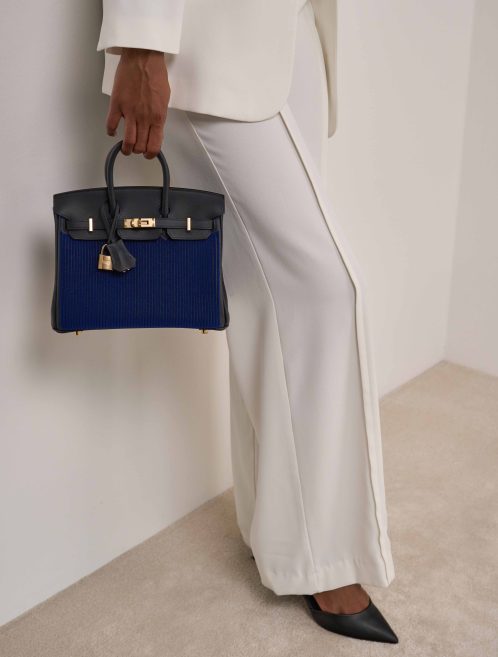 Hermès Birkin 25 Côte à Côte Tuffetage Swift Caban / Bleu Saphir on Model | Verkaufen Sie Ihre Designer-Tasche