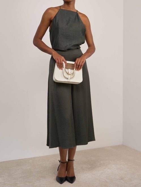 Hermès Halzan 25 Taurillon Clémence Mushroom / Beige de Weimar on Model | Sell your designer bag