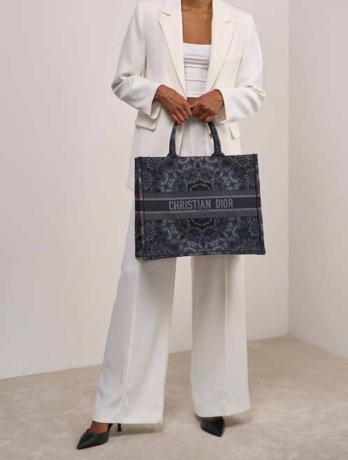 Dior Book Tote Medium Canvas Blau auf Model | Verkaufen Sie Ihre Designertasche