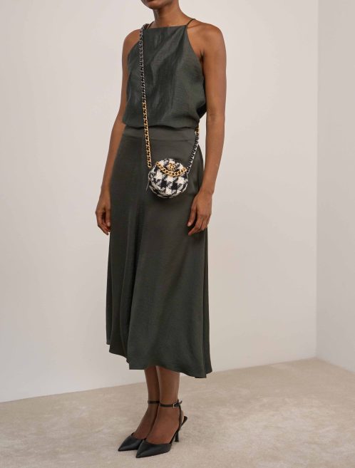 Chanel 19 Runde Clutch Tweed Schwarz / Weiß auf Modell | Verkaufen Sie Ihre Designer-Tasche