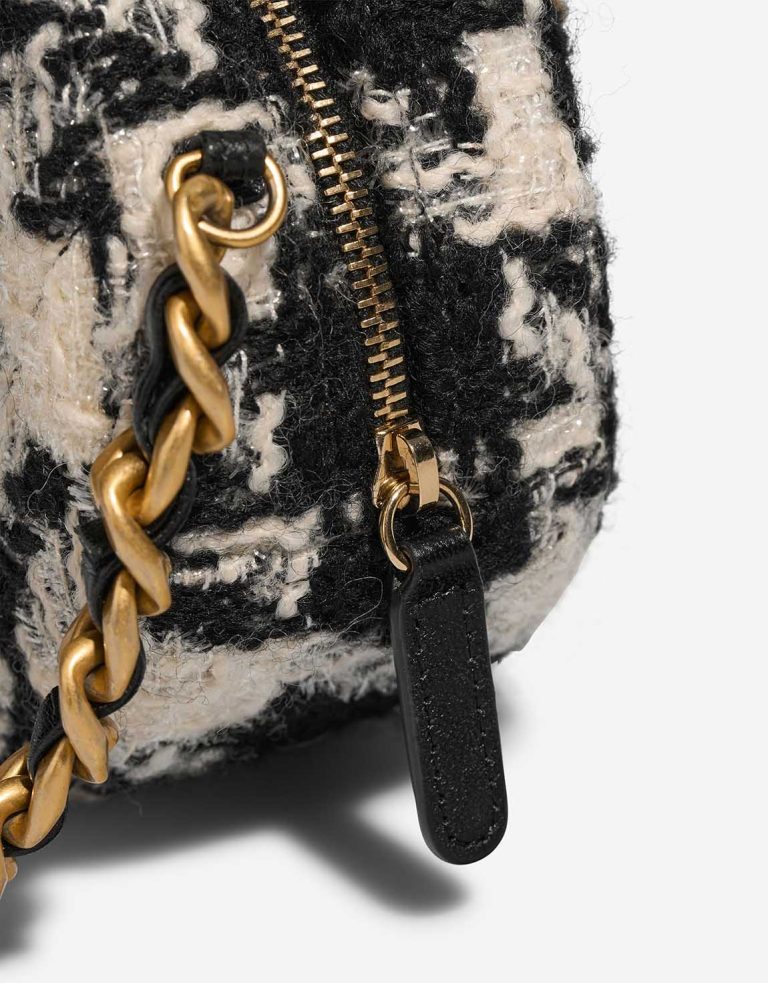 Chanel 19 Round Clutch Tweed Black / White Closing System | Sell your designer bag