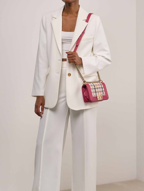 Chanel Boy Small Lammleder / Tweed Pink / Beige / Multicolour on Model | Verkaufen Sie Ihre Designer-Tasche