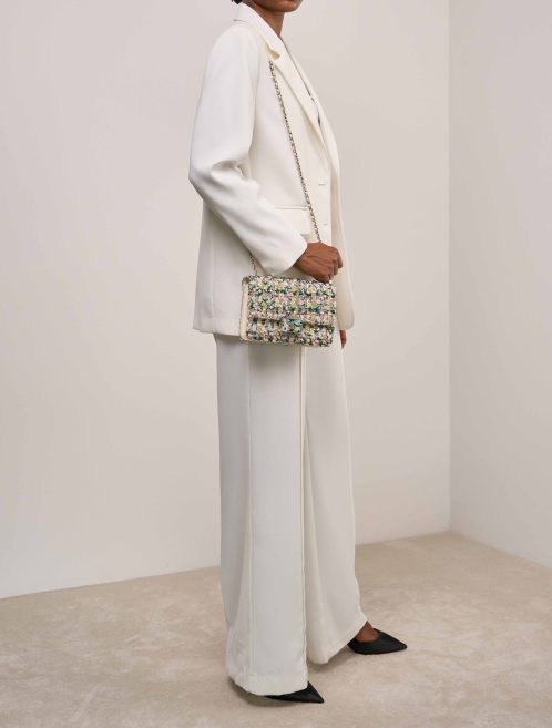 Chanel Timeless Flap Bag Small Tweed / Lammleder Multicolour auf Modell | Verkaufen Sie Ihre Designer-Tasche