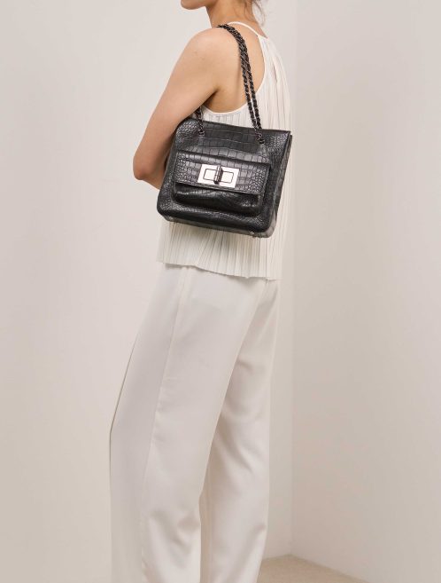Chanel Shopping Tote Small Matte Alligator Black on Model | Vendez votre sac de créateur