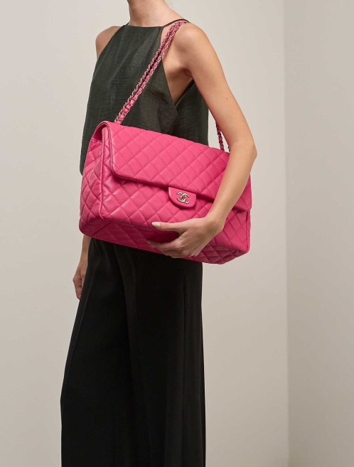 Chanel Flap Bag XXL Caviar-Leder Hot Pink auf Modell | Verkaufen Sie Ihre Designer-Tasche
