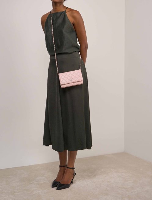 Portefeuille Chanel sur chaîne Timeless Agneau rose sur modèle | Vendez votre sac de créateur