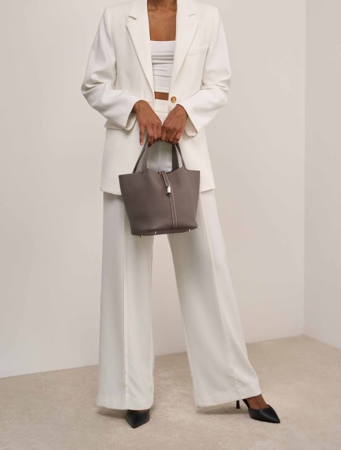 Hermès Picotin 22 Taurillon Clémence Étoupe am Modell | Verkaufen Sie Ihre Designertasche