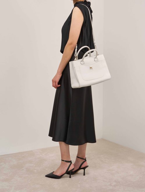 Chanel Neo Executive Medium Kalbsleder Weiß auf Modell | Verkaufen Sie Ihre Designer-Tasche