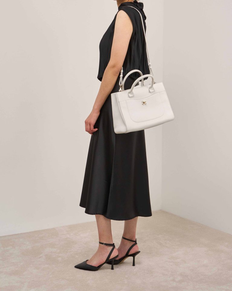Chanel Neo Executive Medium Kalbsleder White Front | Verkaufen Sie Ihre Designer-Tasche