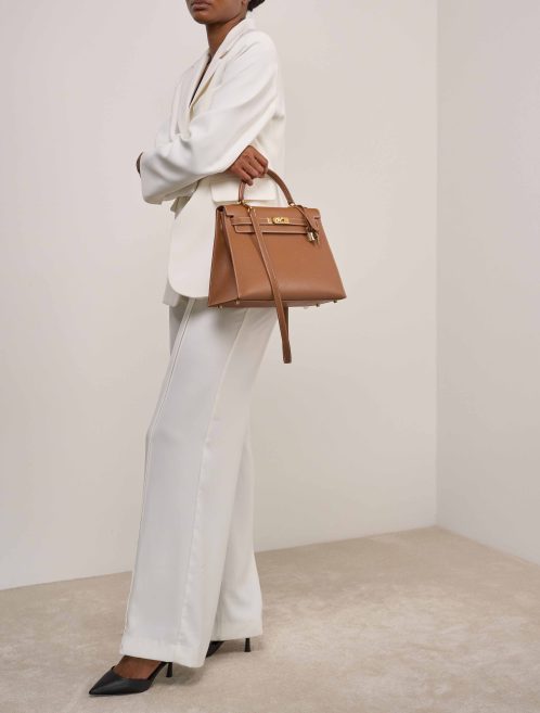 Hermès Kelly Sellier 32 Epsom Gold auf Modell | Verkaufen Sie Ihre Designer-Tasche