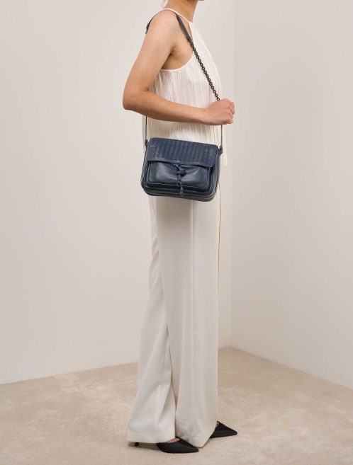 Bottega Veneta Crossbody Bag Medium Lammleder Blau auf Model | Verkaufen Sie Ihre Designer-Tasche