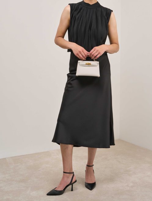 Hermès Kelly Mini Epsom Gris Pâle auf Modell | Verkaufen Sie Ihre Designer-Tasche