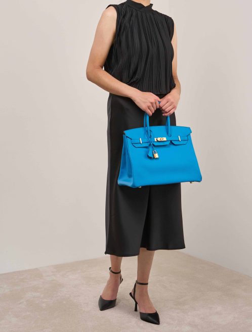 Hermès Birkin 35 Epsom Bleu Zanzibar auf Model | Verkaufen Sie Ihre Designertasche