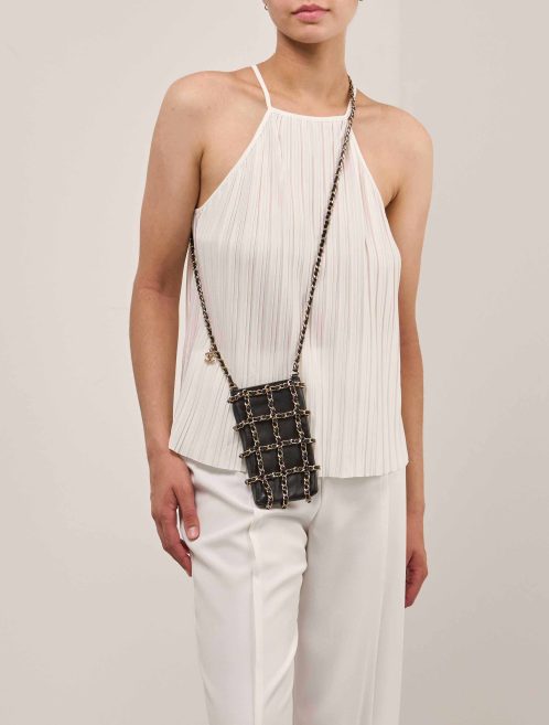 Chanel Phone Holder Lammleder Schwarz am Modell | Verkaufen Sie Ihre Designer-Tasche