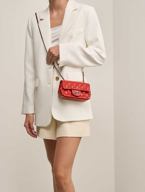 Chanel Timeless Extra Mini Lammleder Rot auf Modell | Verkaufen Sie Ihre Designer-Tasche